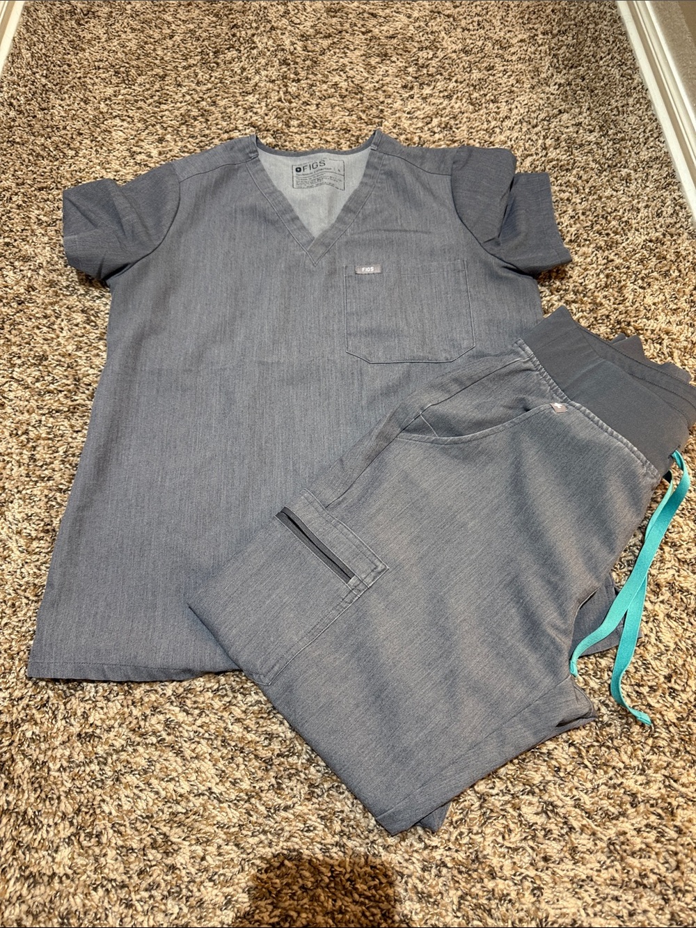 Set: Women’s Catarina one pocket scrub top and Zamora Pants - Jogger. Graphite